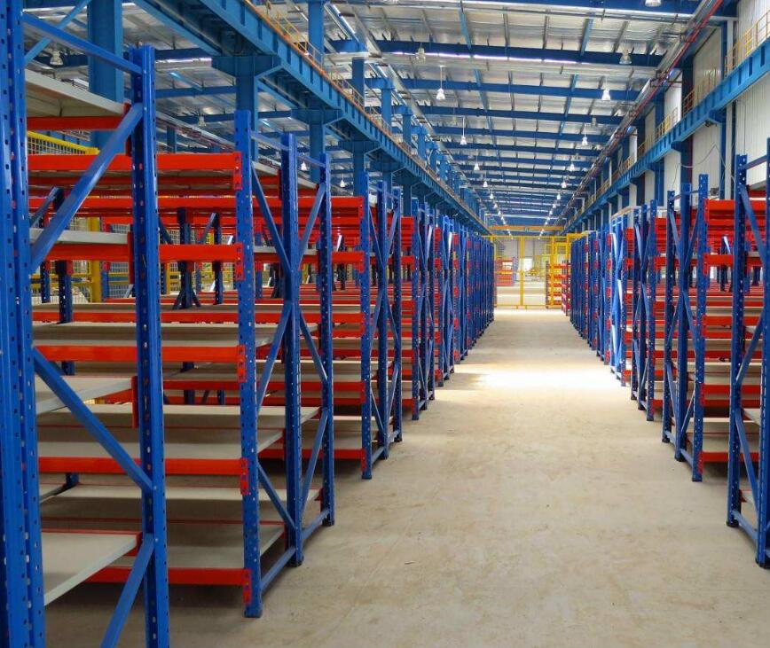 该如何布置襄阳仓储货架以及陈列设备的应用